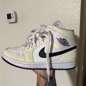 Nike Air Jordan 1 Mid White Black Cream